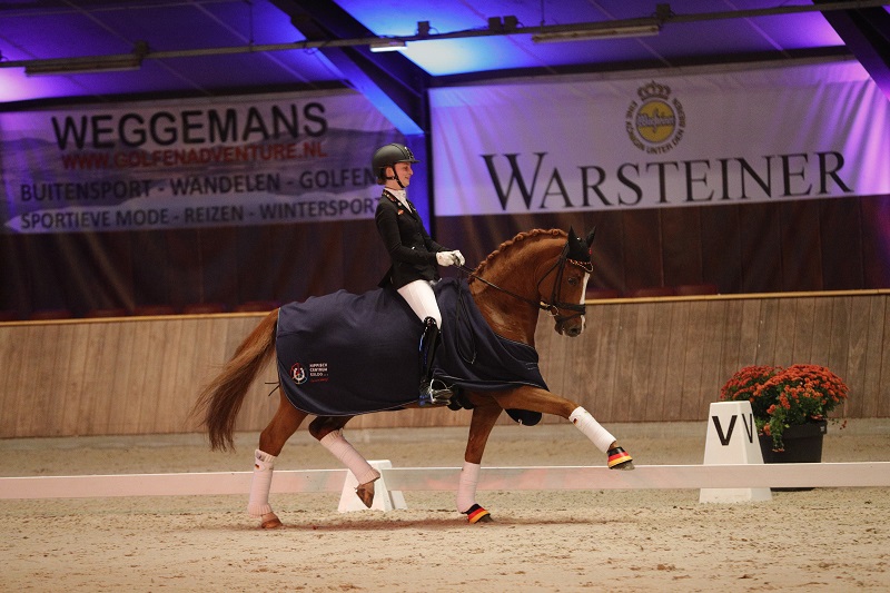 Julia Barbian und Der kleine König bei der Ehrenrunde in Exloo.