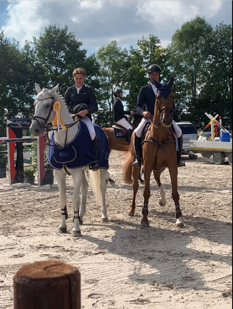 Lennard Tillmann gewinnt ein S-Springen auf Gut Eichhof in Erkelenz vor seinem Vater Frederic. Foto: privat